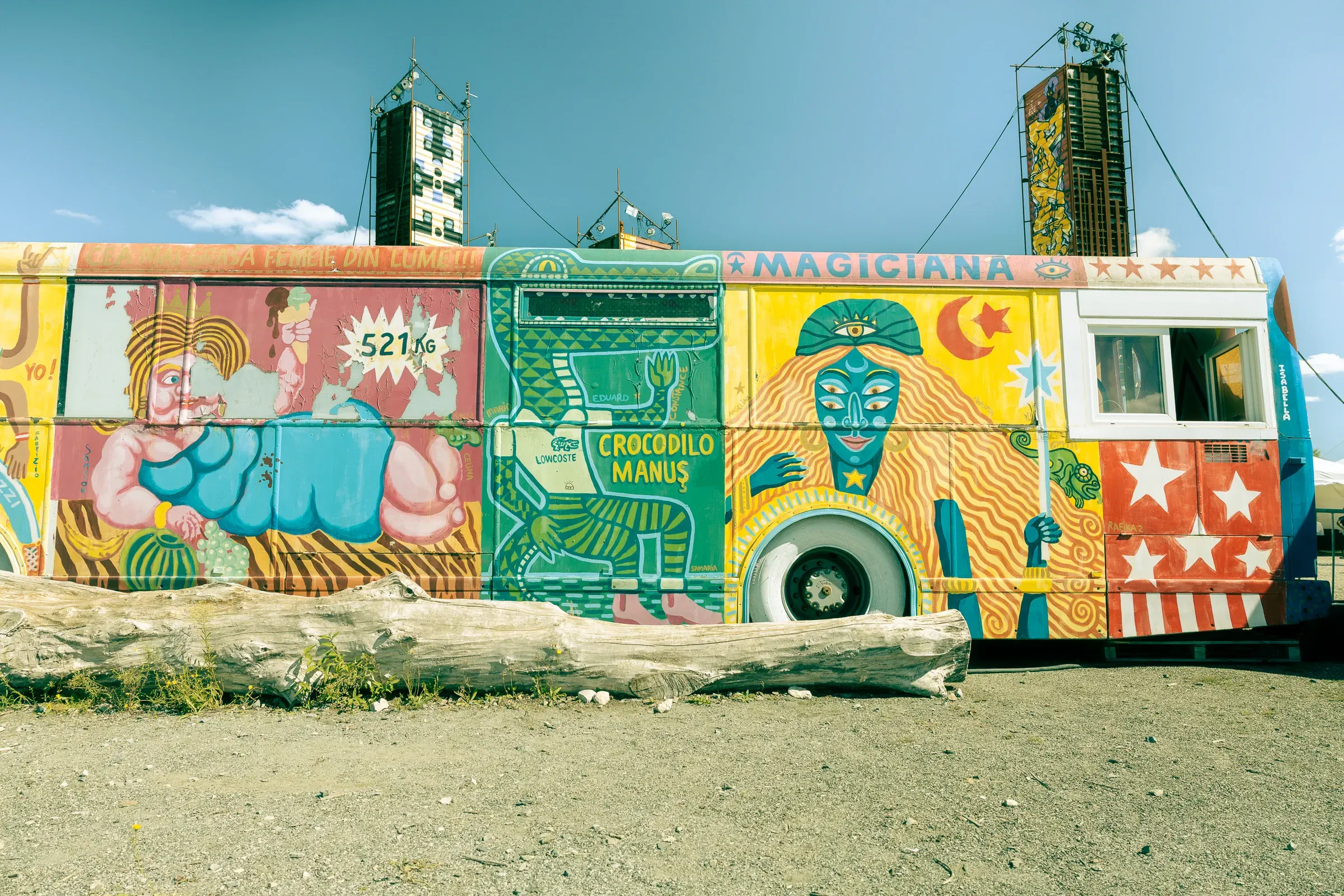 Colorful mural-painted bus featuring characters including Magiciana and Crocodilo Manus, Transfer Autolargue, Nantes