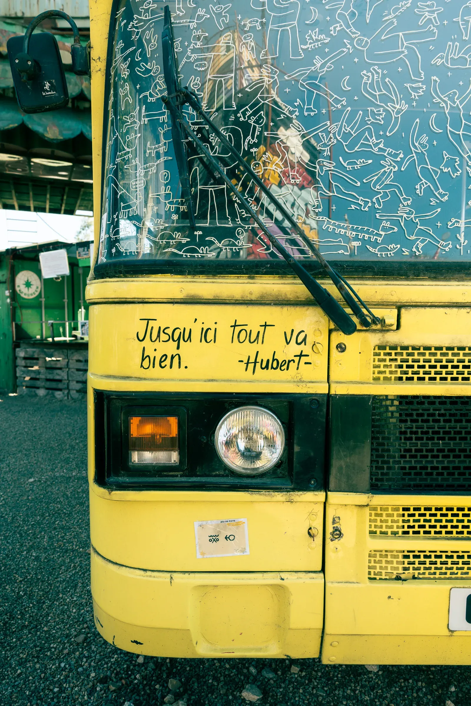 Yellow bus with Jusqu'ici tout va bien — Hubert written on its hood, Transfer Autolargue, Nantes