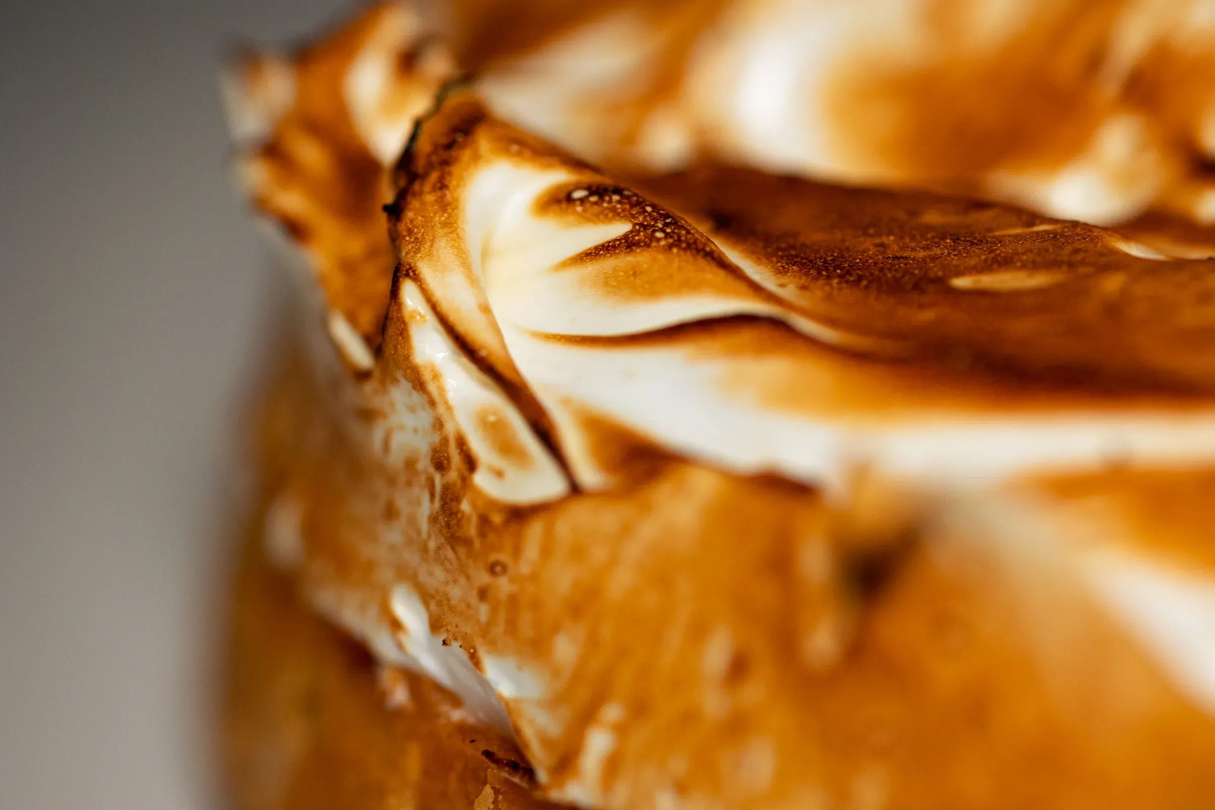 Meringue lemon pie